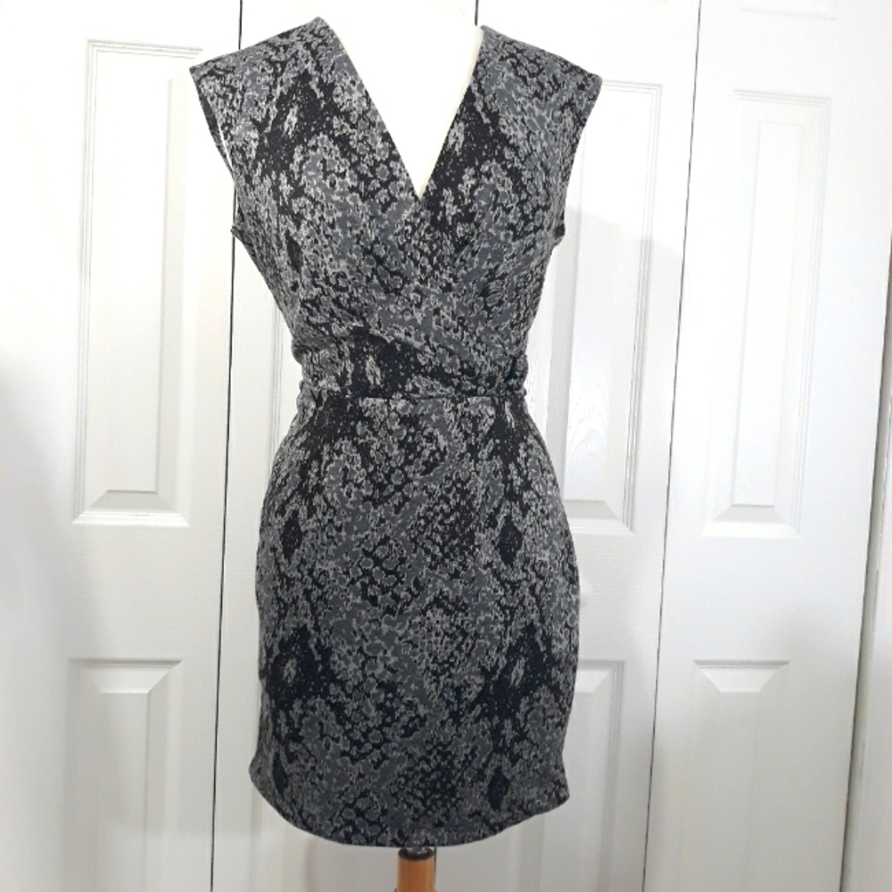 Eci Dress Snake Print Gray Black Sleeveless Back Zipper Mini Dress Size 12
